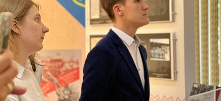 Выставка «Ерлікке тағзым» открылась в Уйгурском театре Алматы фото галереи 3